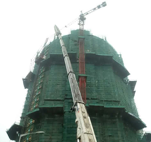 通榆吊车在工地上作业